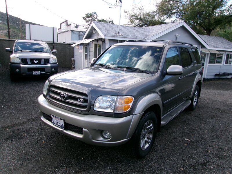 2004 Toyota Sequoia SR5's photo