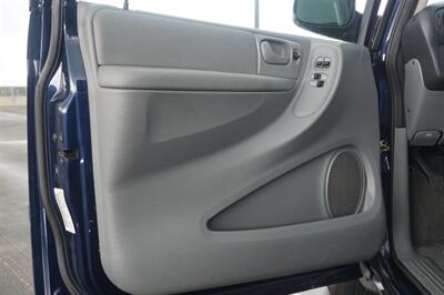 2006 Chrysler Town and Country   - Photo 16 - Tampa, FL 33614