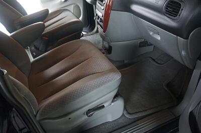 2006 Chrysler Town and Country   - Photo 14 - Tampa, FL 33614
