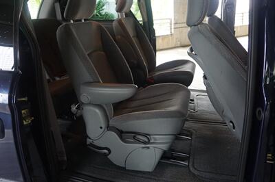 2006 Chrysler Town and Country   - Photo 13 - Tampa, FL 33614