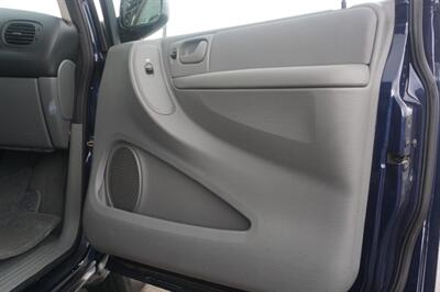 2006 Chrysler Town and Country   - Photo 17 - Tampa, FL 33614