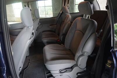 2006 Chrysler Town and Country   - Photo 12 - Tampa, FL 33614