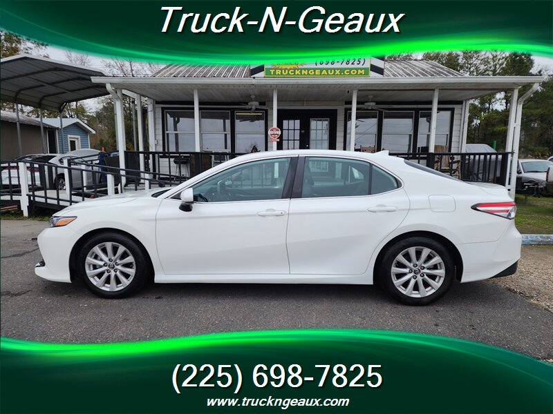 2020 Toyota Camry LE's photo