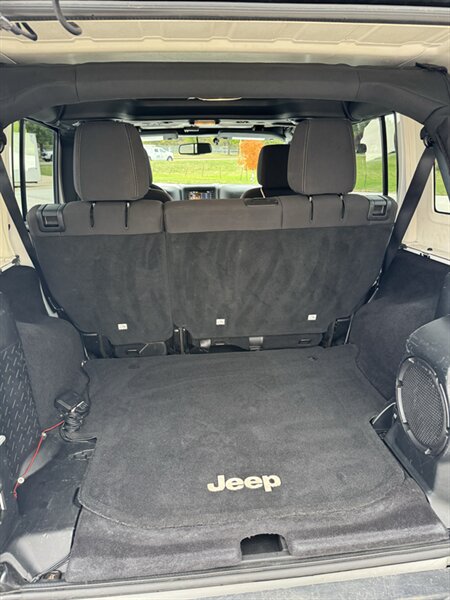 2014 Jeep Wrangler Unlimited Sahara - Photo 11
