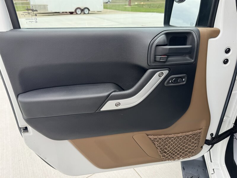 2014 Jeep Wrangler Unlimited Sahara - Photo 13