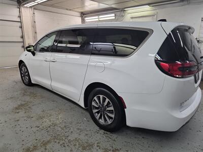 2024 Chrysler Pacifica Plug-In Hybrid Select   - Photo 4 - Mandan, ND 58554