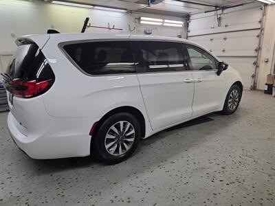 2024 Chrysler Pacifica Plug-In Hybrid Select   - Photo 18 - Mandan, ND 58554
