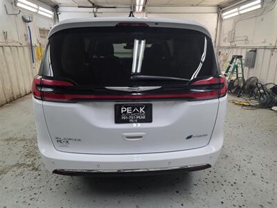 2024 Chrysler Pacifica Plug-In Hybrid Select   - Photo 5 - Mandan, ND 58554