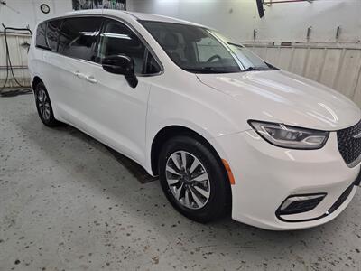 2024 Chrysler Pacifica Plug-In Hybrid Select   - Photo 2 - Mandan, ND 58554