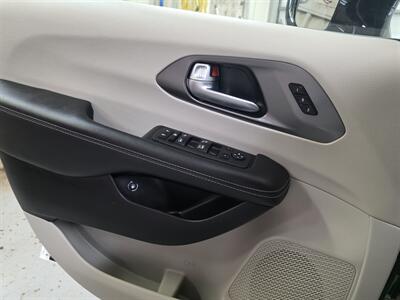 2024 Chrysler Pacifica Plug-In Hybrid Select   - Photo 14 - Mandan, ND 58554