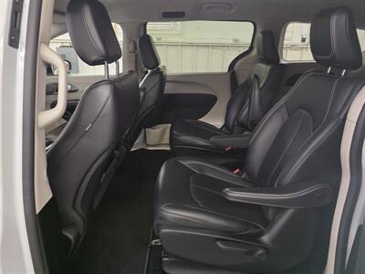 2024 Chrysler Pacifica Plug-In Hybrid Select   - Photo 9 - Mandan, ND 58554