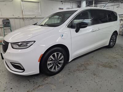 2024 Chrysler Pacifica Plug-In Hybrid Select   - Photo 1 - Mandan, ND 58554