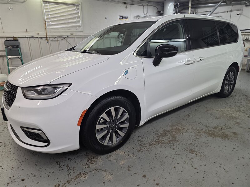 2024 Chrysler Pacifica Plug-In Hybrid Select   - Photo 1 - Mandan, ND 58554