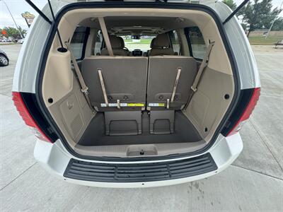 2012 Kia Sedona EX   - Photo 12 - Bismarck, ND 58504