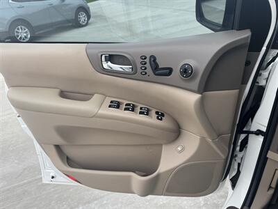 2012 Kia Sedona EX   - Photo 10 - Bismarck, ND 58504