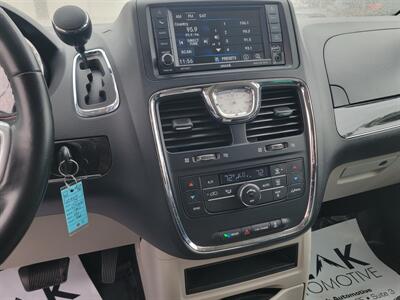 2013 Chrysler Town and Country Touring   - Photo 12 - Bismarck, ND 58504