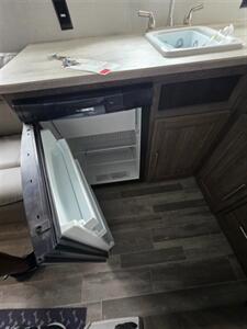 2020 Keystone ZINGER LITE BY CROSSROADS M-18RK   - Photo 9 - Mandan, ND 58554