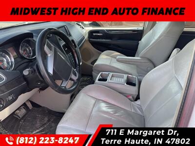 2014 Chrysler Town & Country Limited   - Photo 5 - Terre Haute, IN 47802