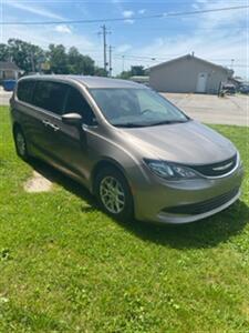 2017 Chrysler Pacifica Touring   - Photo 3 - Terre Haute, IN 47802