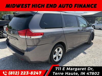 2011 Toyota Sienna Base 7-Passenger   - Photo 2 - Terre Haute, IN 47802