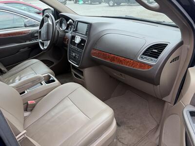 2016 Chrysler Town & Country Touring   - Photo 7 - Terre Haute, IN 47802