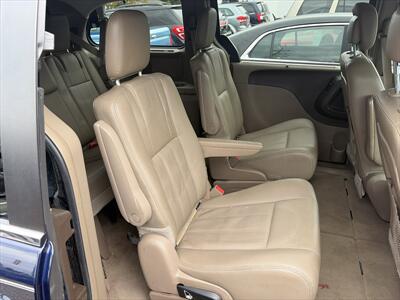 2016 Chrysler Town & Country Touring   - Photo 8 - Terre Haute, IN 47802