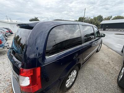 2016 Chrysler Town & Country Touring   - Photo 2 - Terre Haute, IN 47802