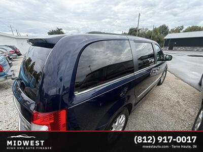 2016 Chrysler Town & Country Touring   - Photo 2 - Terre Haute, IN 47802
