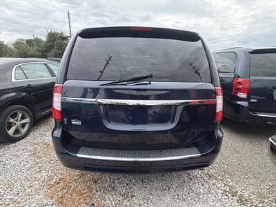 2016 Chrysler Town & Country Touring   - Photo 3 - Terre Haute, IN 47802