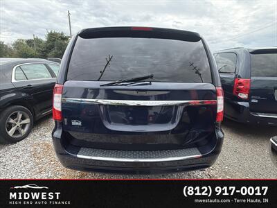 2016 Chrysler Town & Country Touring   - Photo 3 - Terre Haute, IN 47802