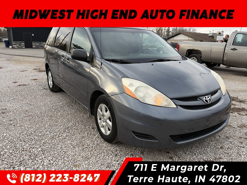 2010 Toyota Sienna LE's photo