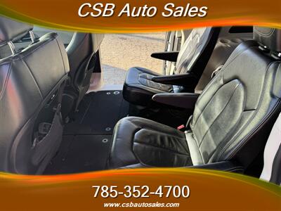 2022 Chrysler Pacifica Touring L   - Photo 6 - Rossville, KS 66533