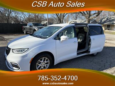 2022 Chrysler Pacifica Touring L   - Photo 4 - Rossville, KS 66533
