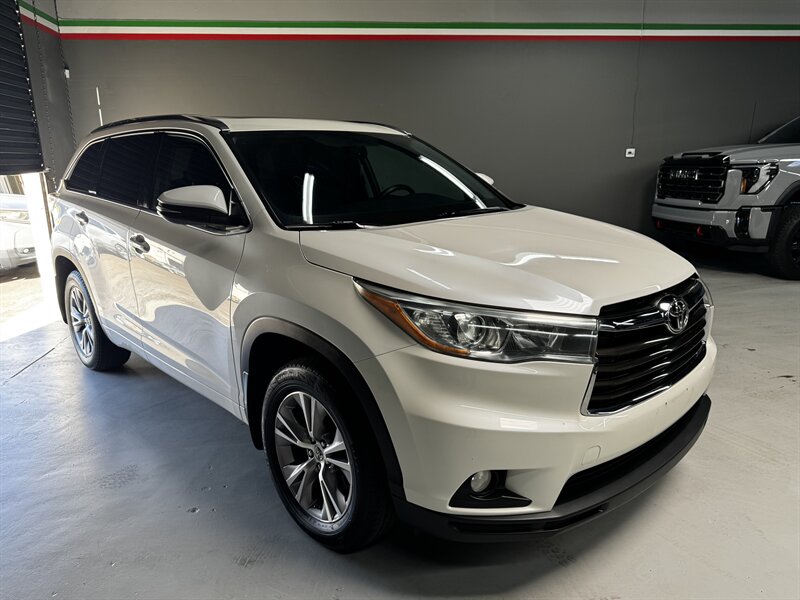 2015 Toyota Highlander XLE - Photo 2 - San Diego, CA 92111