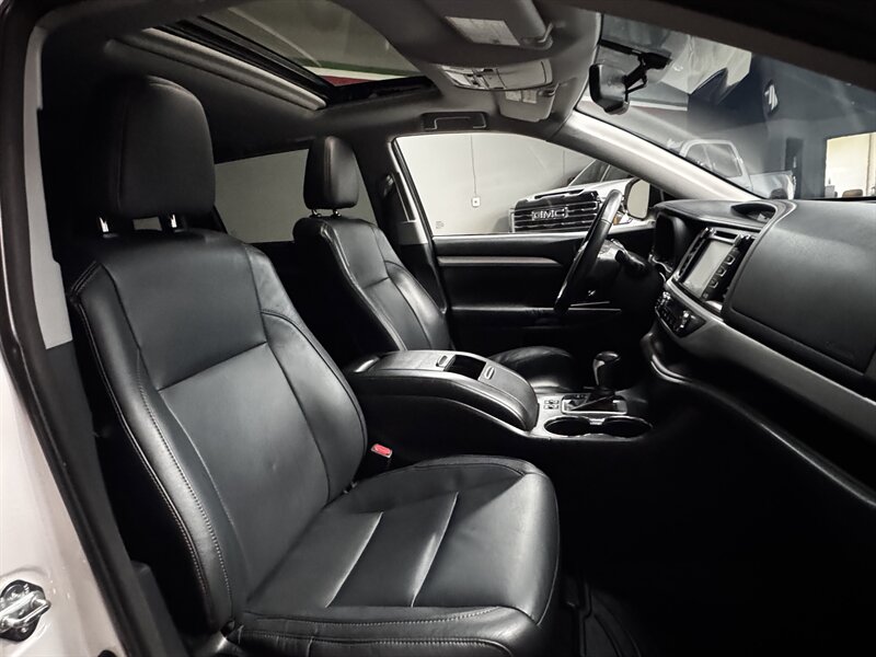 2015 Toyota Highlander XLE - Photo 12 - San Diego, CA 92111