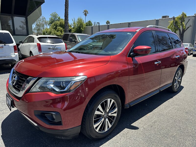 2017 Nissan Pathfinder SV 2WD's photo