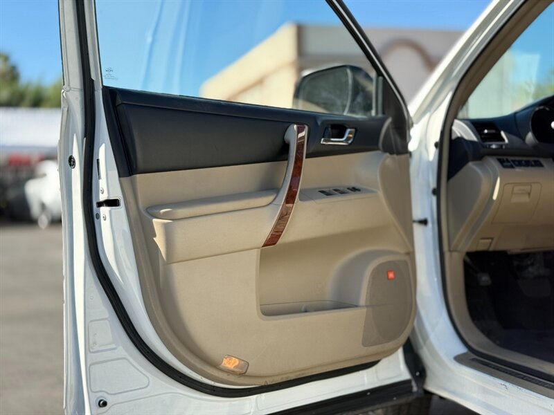 2013 Toyota Highlander Limited - Photo 13 - North Hills, CA 91343