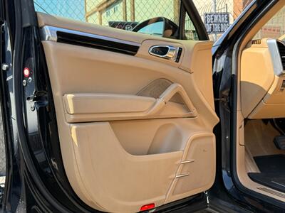 2013 Porsche Cayenne   - Photo 18 - North Hills, CA 91343