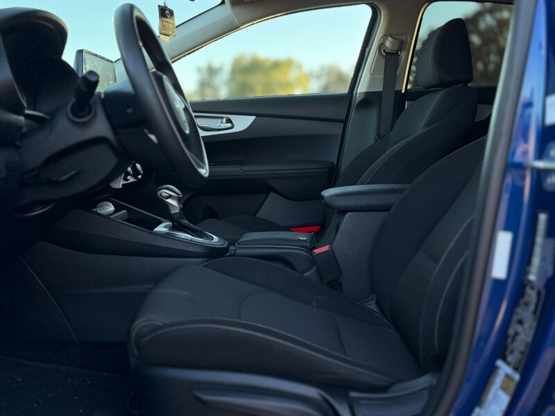 2024 Kia Forte LX   - Photo 8 - North Hills, CA 91343