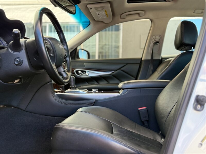 2015 INFINITI Q70 3.7 - Photo 9 - North Hills, CA 91343