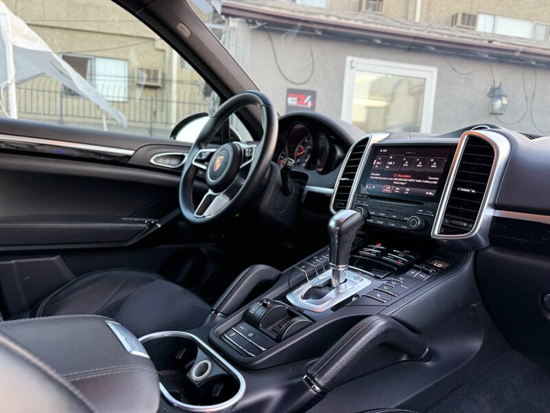 2017 Porsche Cayenne - Photo 14 - North Hills, CA 91343