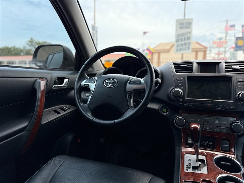 2012 Toyota Highlander Limited   - Photo 12 - North Hills, CA 91343
