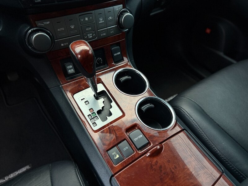 2012 Toyota Highlander Limited   - Photo 9 - North Hills, CA 91343