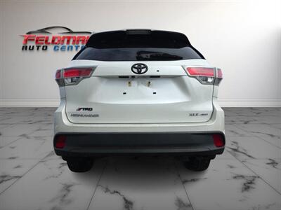 2016 Toyota Highlander XLE  AWD - Photo 6 - Greensburg, IN 47240-9353