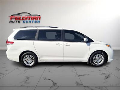 2013 Toyota Sienna XLE 7-Passenger   - Photo 6 - Greensburg, IN 47240-9353