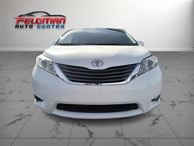 2013 Toyota Sienna XLE 7-Passenger   - Photo 8 - Greensburg, IN 47240-9353