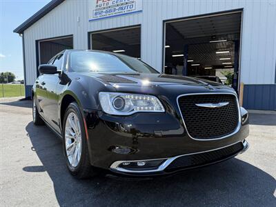 2018 Chrysler 300 Touring L   - Photo 6 - Greensburg, IN 47240-9353