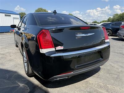 2018 Chrysler 300 Touring L   - Photo 14 - Greensburg, IN 47240-9353
