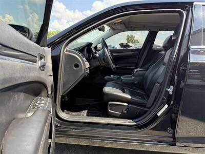 2018 Chrysler 300 Touring L   - Photo 9 - Greensburg, IN 47240-9353