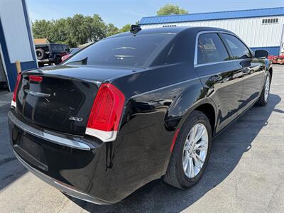 2018 Chrysler 300 Touring L   - Photo 16 - Greensburg, IN 47240-9353